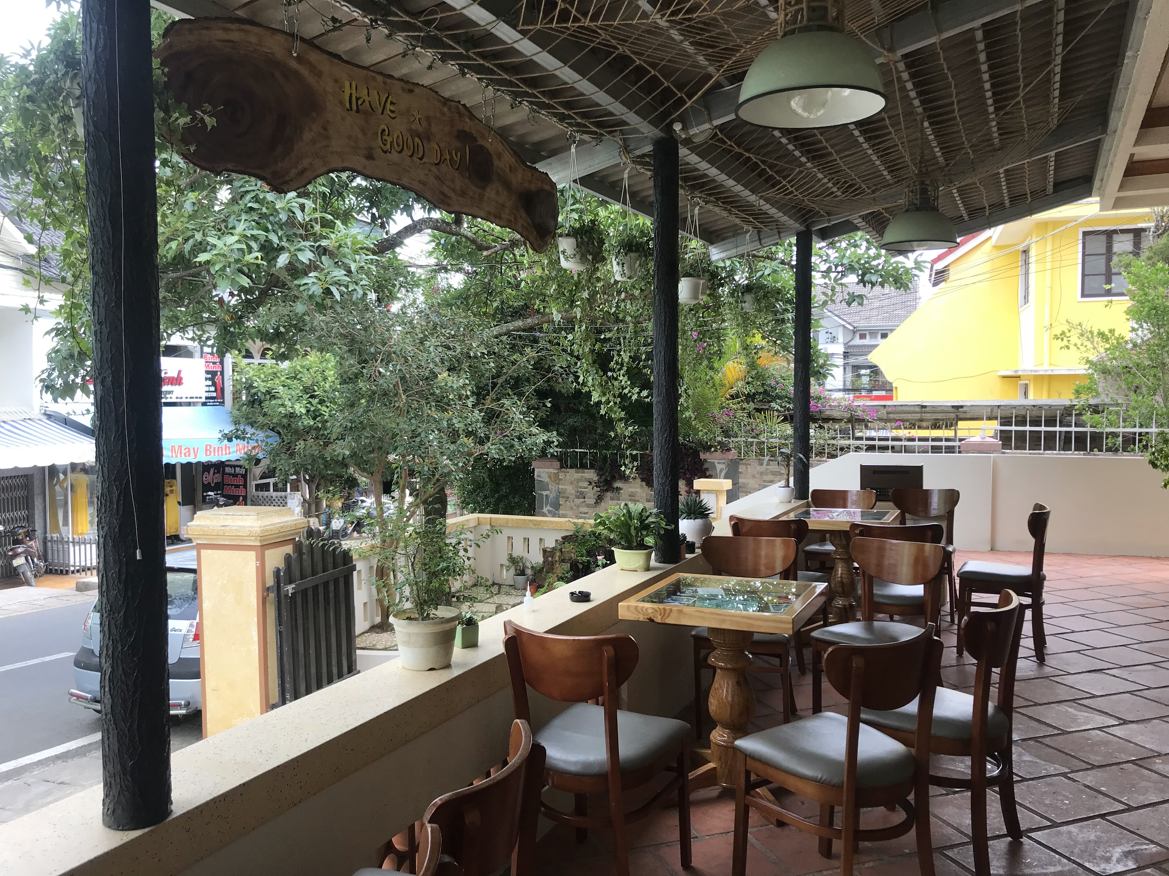 Bánh tráng nướng Dì Đinh đang chín trên bếp than hoa