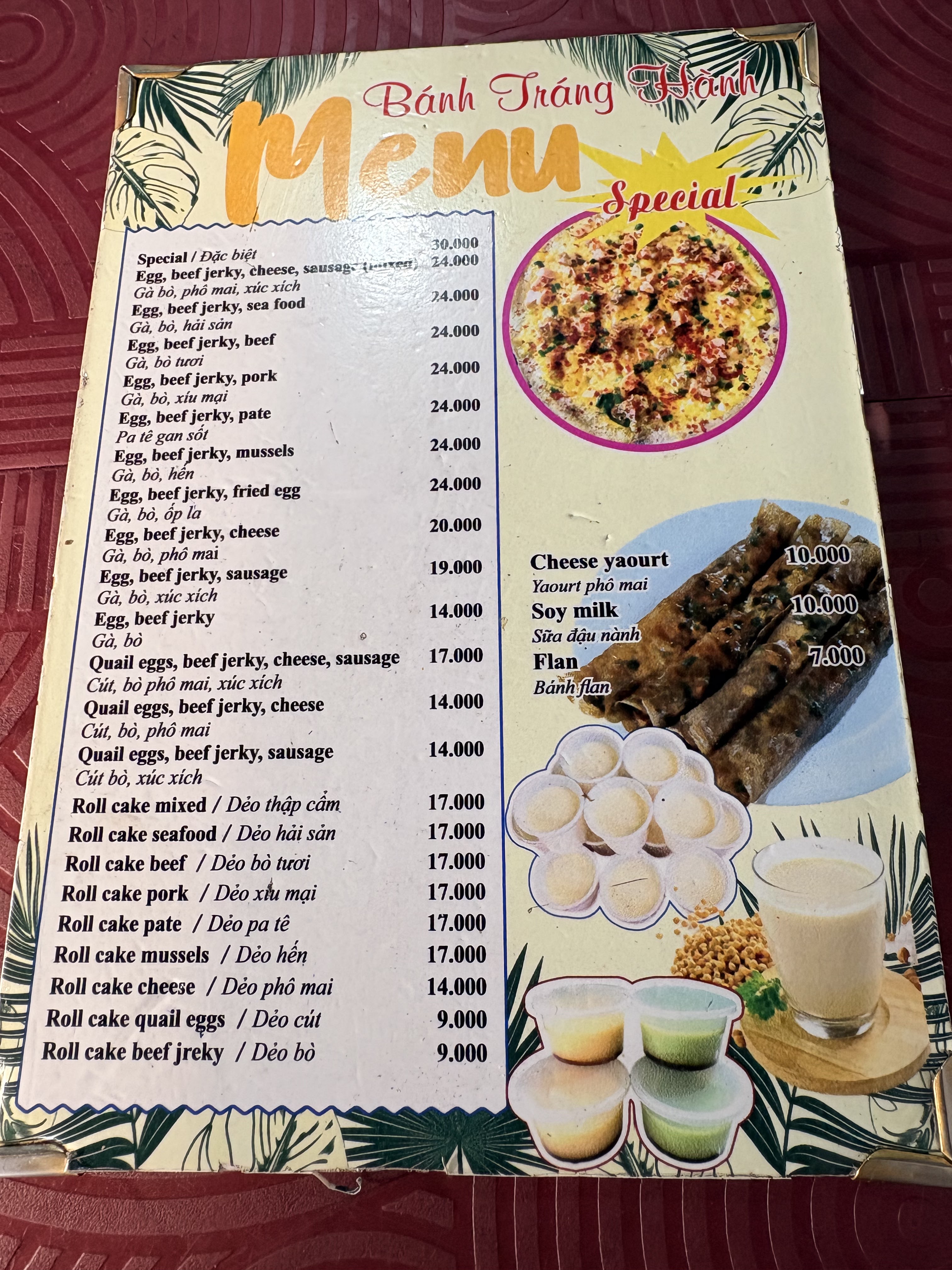 Khách đứng quanh bếp than đợi bánh tráng nướng chín