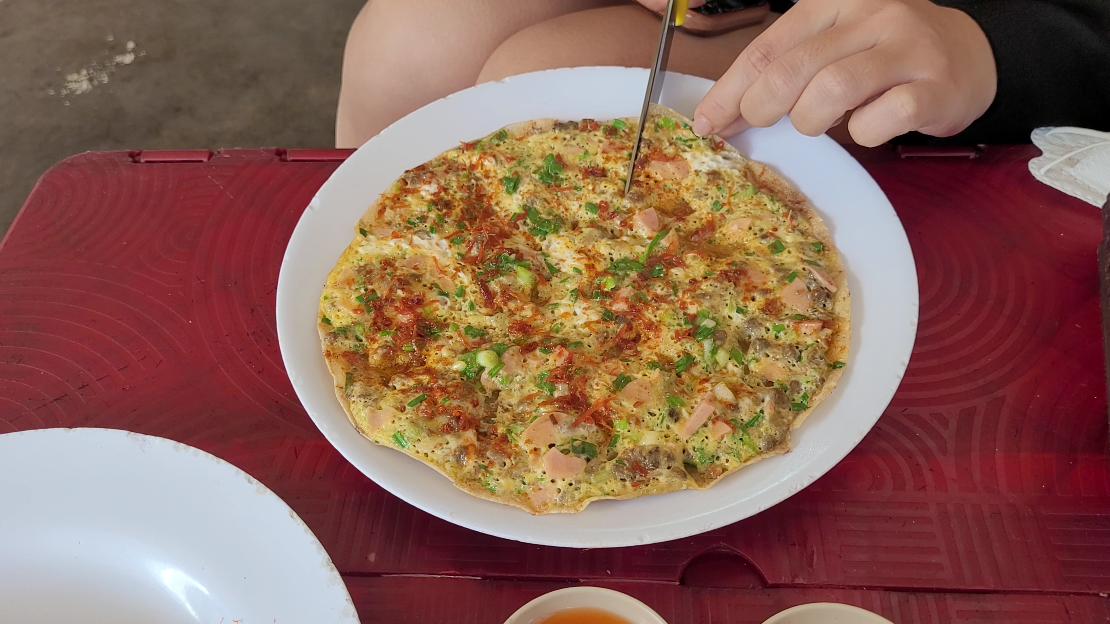 Bảng menu bánh tráng nướng và quang cảnh quán về đêm