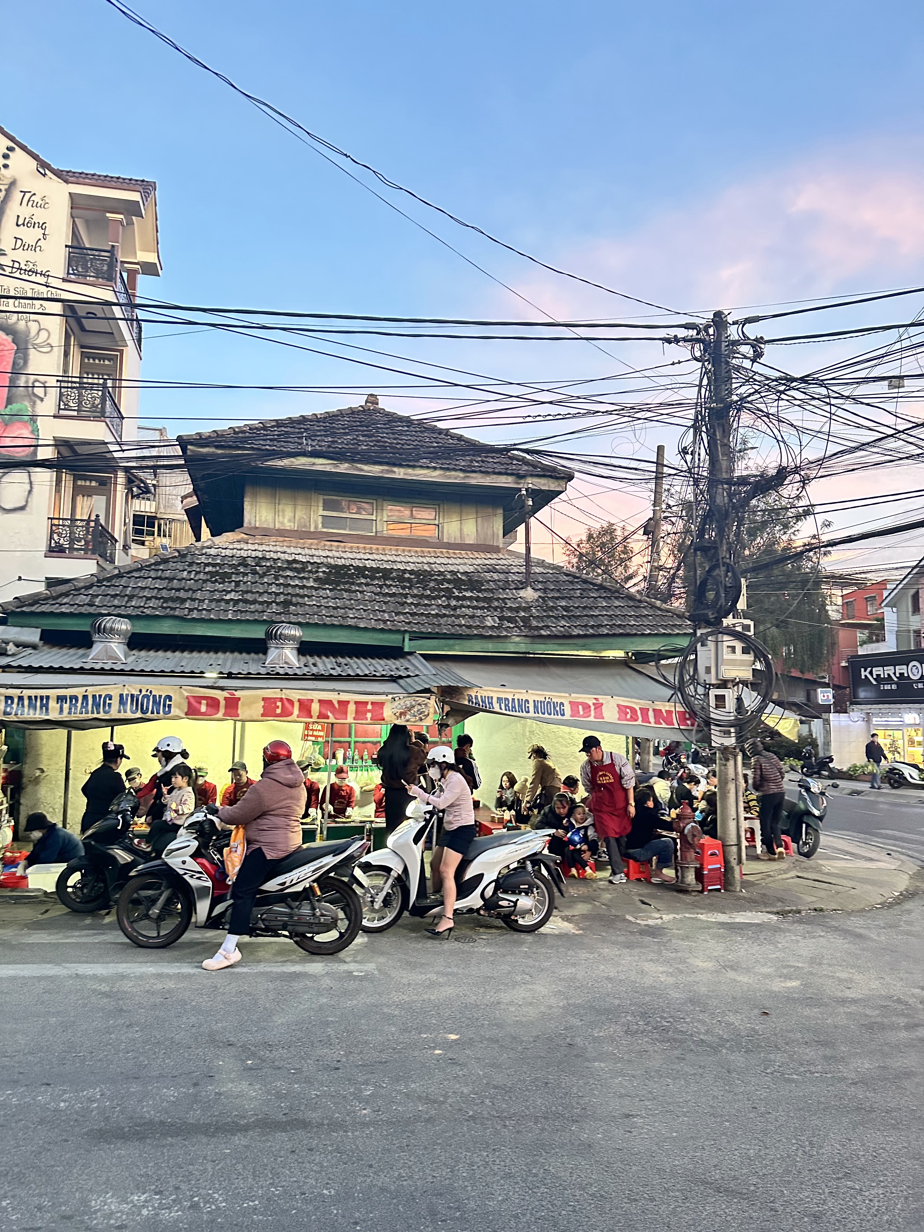 Một chiếc bánh tráng nướng phô mai vừa ra lò