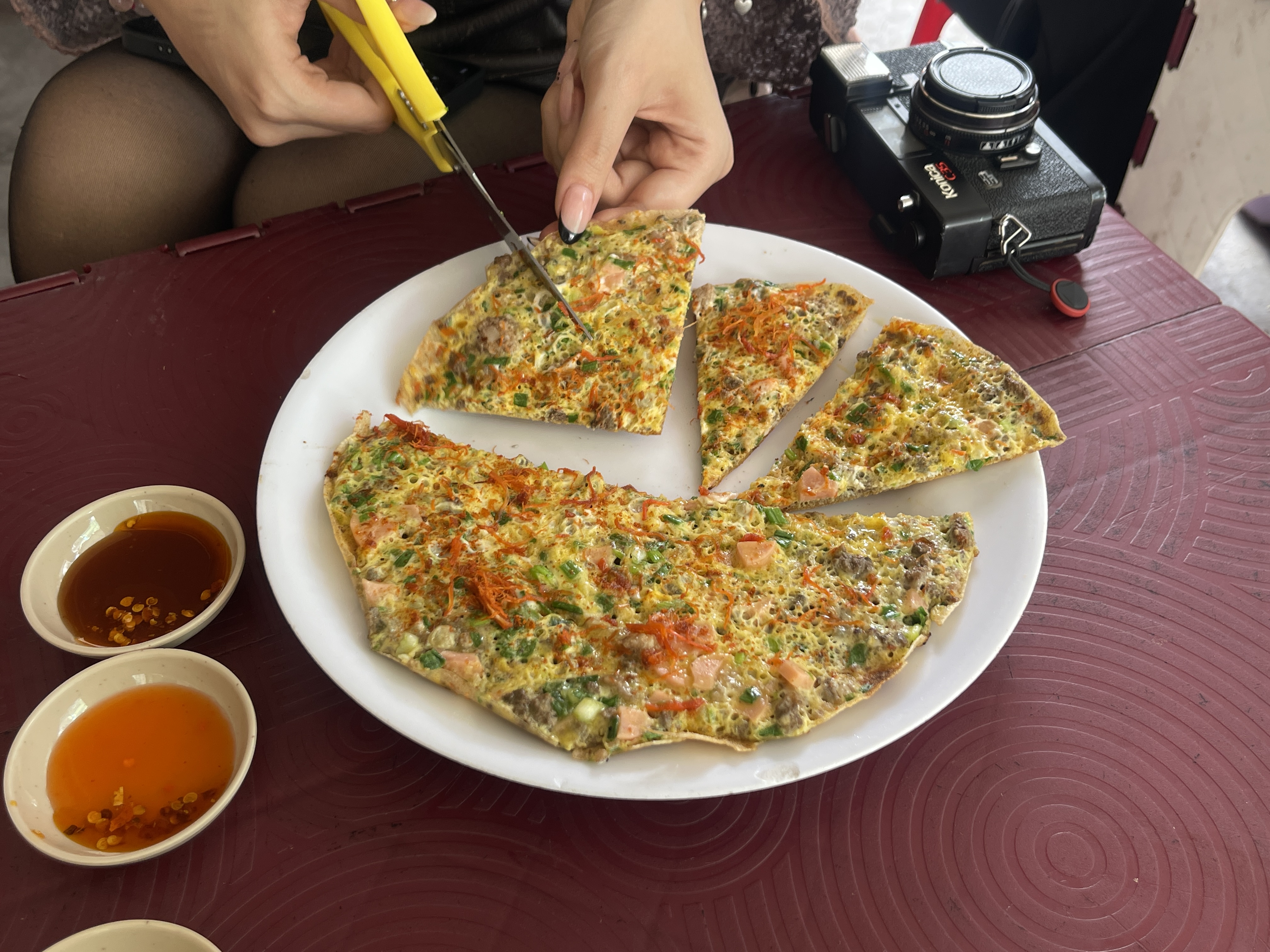 Bánh tráng nướng được gập lại, khói than vẫn còn bay