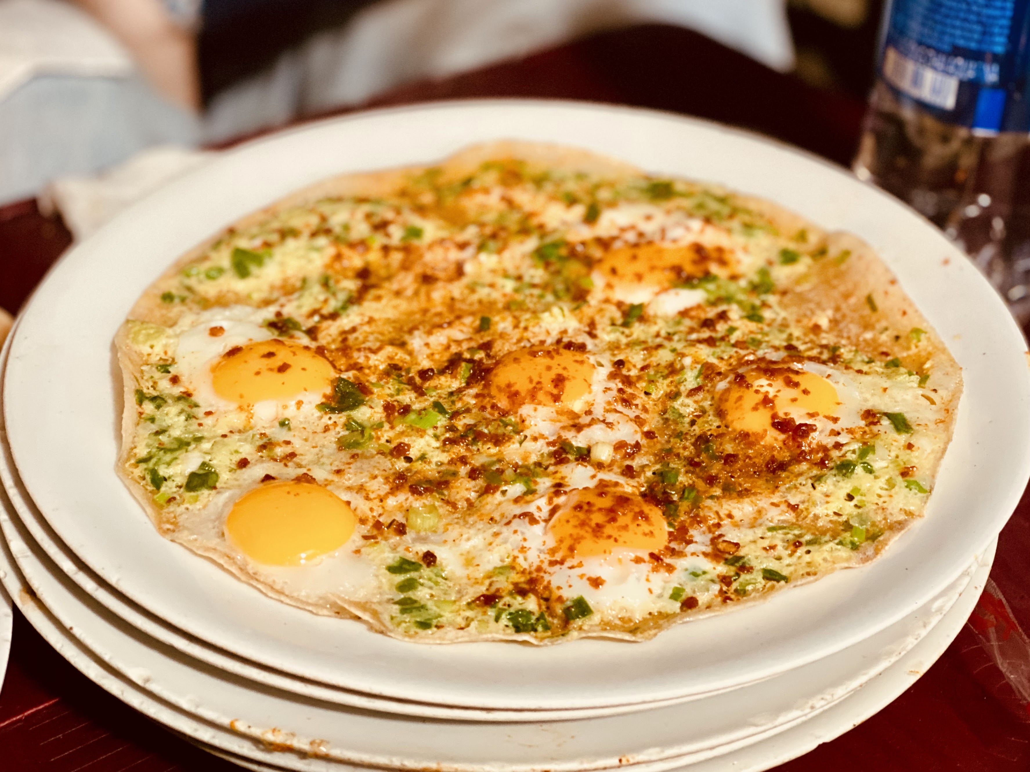 Cận cảnh nhân bánh tráng nướng — trứng, hành lá, ruốc khô