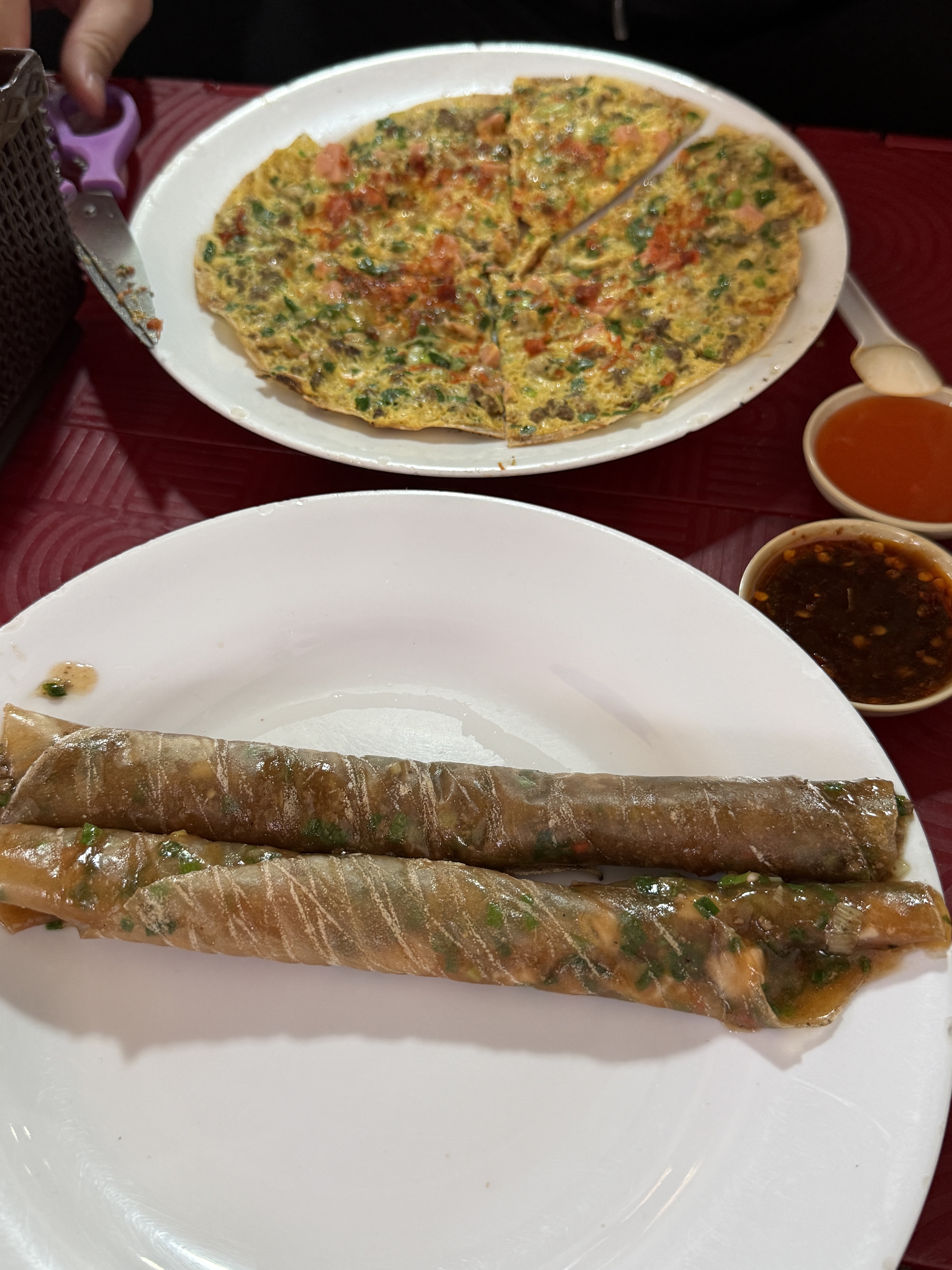 Bánh tráng nướng giòn vàng, gập đôi sẵn sàng phục vụ